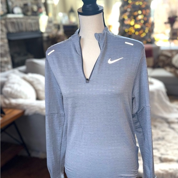 Nike Tops - NIKE Small Women’s Light Gray Therma-Fit Pullover